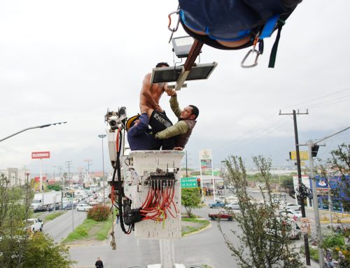 Manuel Guerra Cavazos encabeza rescate de hombre en puente